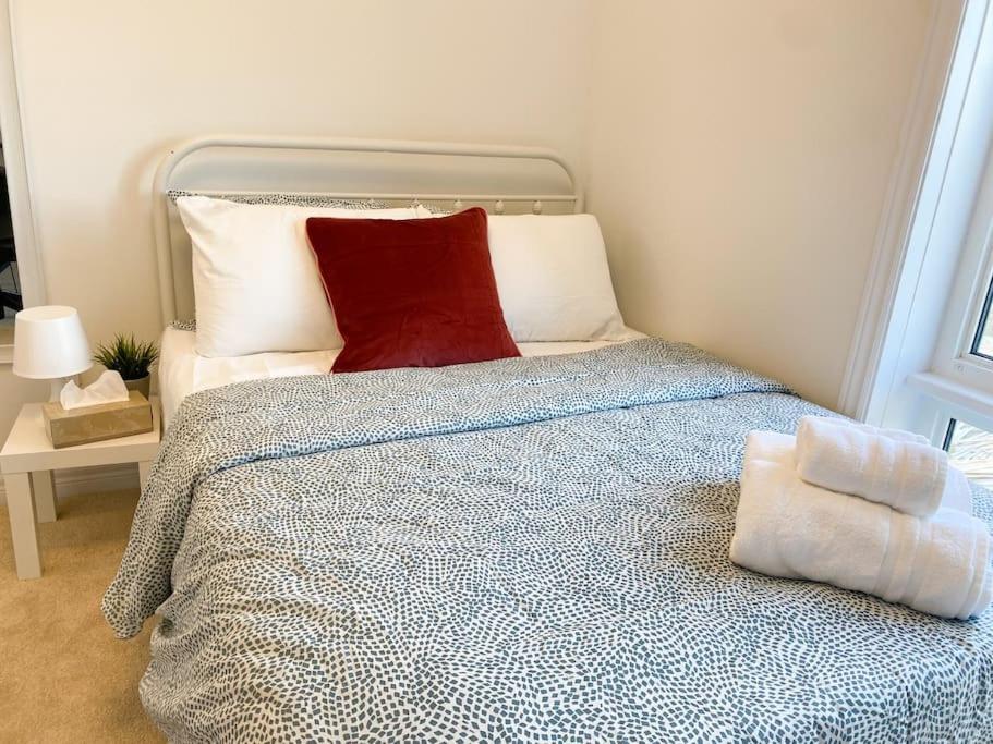 Elegant Rooms In Shared Townhouse Next To Beach Whitby Kültér fotó